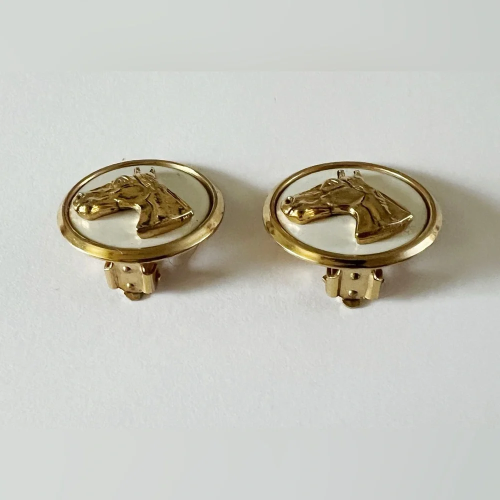 18 kt Gold plated Horse Round Clip on Earrings with base of Mother of Pearl - Picture 4 of 7